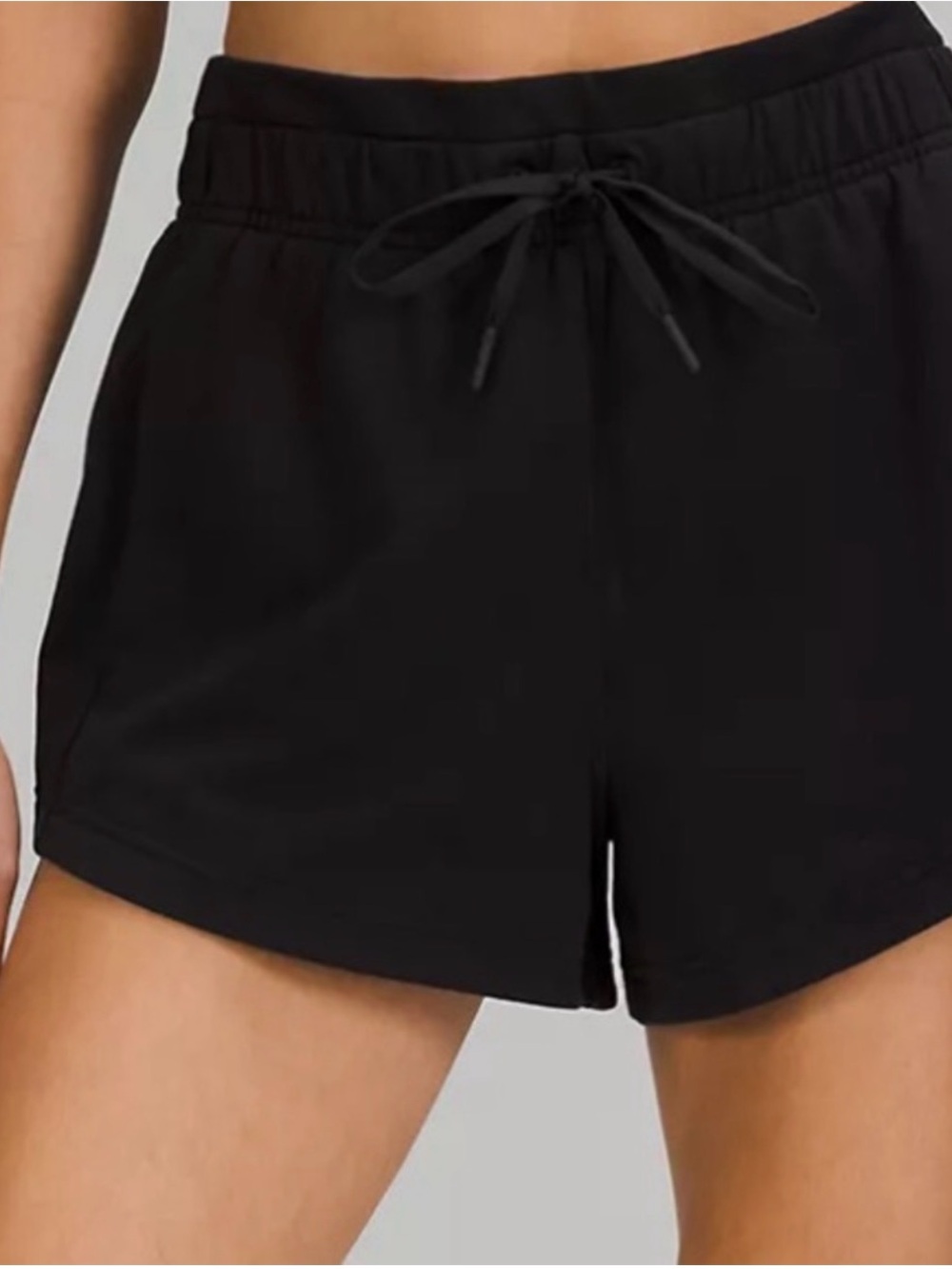 Lululemon black Lululemon On The Fly 2.5" Woven
Shorts sz 4